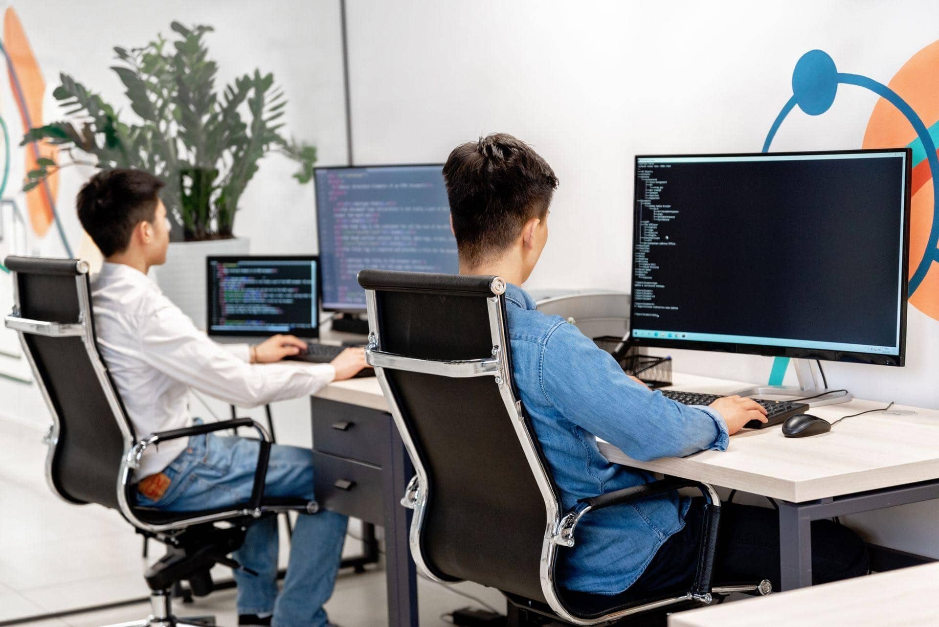 Команда DevOps-инженеров за работой